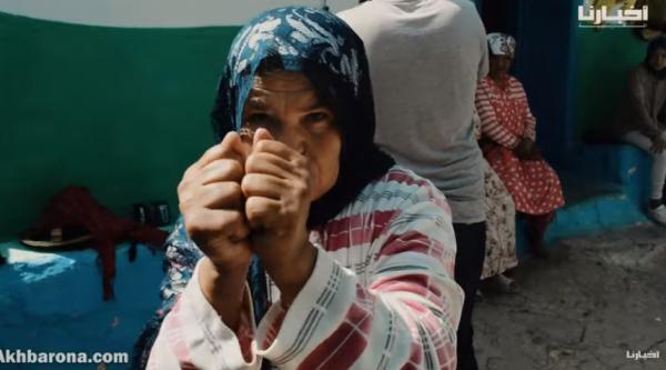 لم تستطع الكلام لأنها "بكماء" .. أخت فقيه الزميج تنفجر حزنا على اعتقال شقيقها