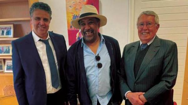 الجزائريون يخونون "الشاب خالد" ويدعون إلى منعه من دخول البلاد والسبب زيارته لمدينة أصيلة المغربية