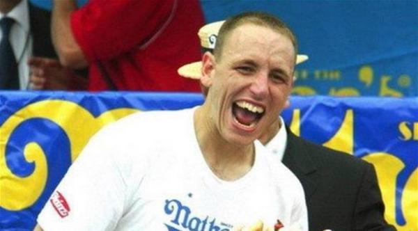 أمريكي يتناول 70 قطعة هوت دوج في 10 دقائق