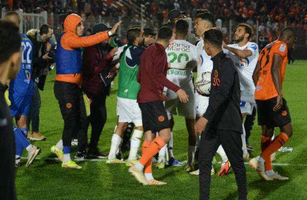 بالصور: شجار واشتباكات بين لاعبي "الرجاء" و"بركان" وسط مطالب بضرورة فتح تحقيق عاجل