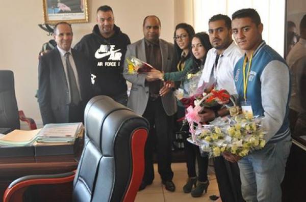 بالصور : 500 وردة هدية " بادر" لكل نساء الأمن و القضاء بتمارة