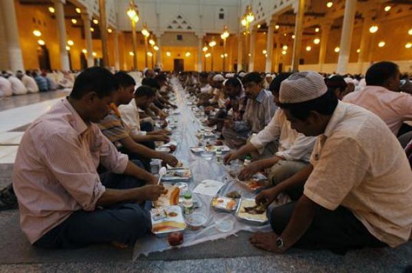 ما كان يفعله الرسول (ص) وقت أذان المغرب