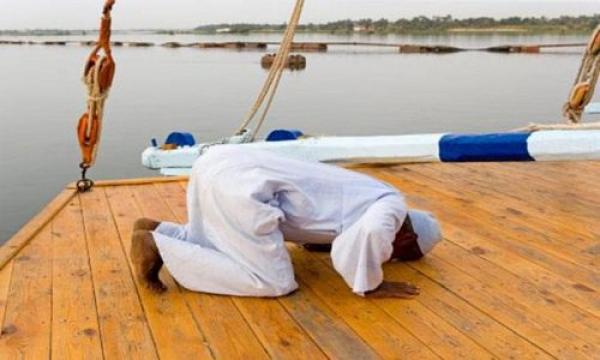 هل يجوز أن يصلي المسافر في وسيلة المواصلات مع ترك بعض الأركان كالقيام والركوع والسجود والقبلة؟