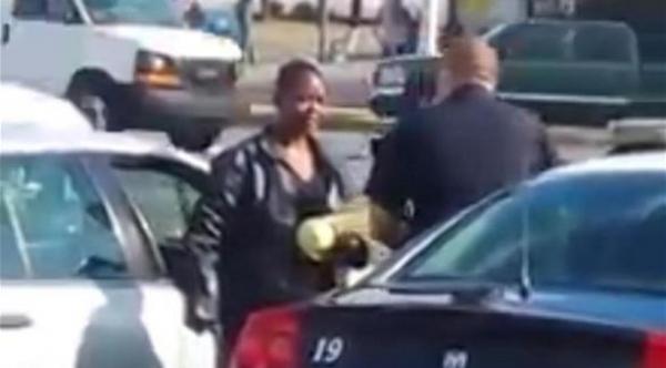 شرطي يشتري الطعام لامرأة متهمة بالسرقة لإطعام أسرتها