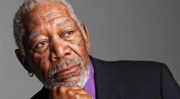 مورجان فريمان ينجو من الموت في حادث طيران