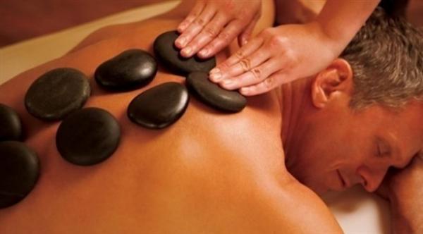 فوائد صحية رائعة للتدليك بالأحجار الساخنة