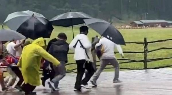 وفاة شخص بسبب صاعقة أثناء التقاطه صور قبل الزفاف