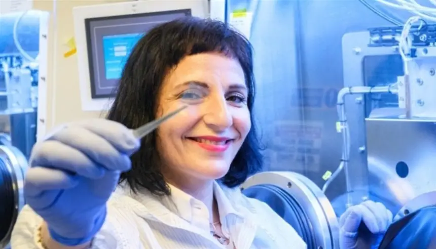 زجاج يولد الكهرباء.. خلايا شمسية شبه invisible تفتح باباً جديداً للمدن الذكية