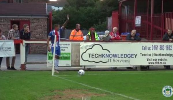 طفل ينفذ ينوب عن لاعب في تنفيذ ركلة ركنية