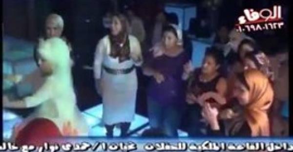 بالفيديو.. عروس تدفع إحدى صديقاتها وتمنعها من الرقص بسبب الغيرة
