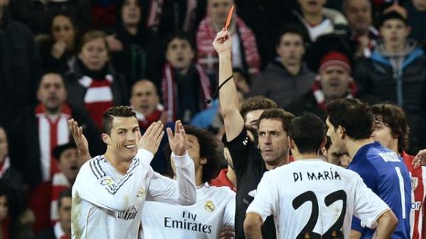 كرستيانو رونالدو يتسبب في إيقاف الحكم المثير للجدل غوميز