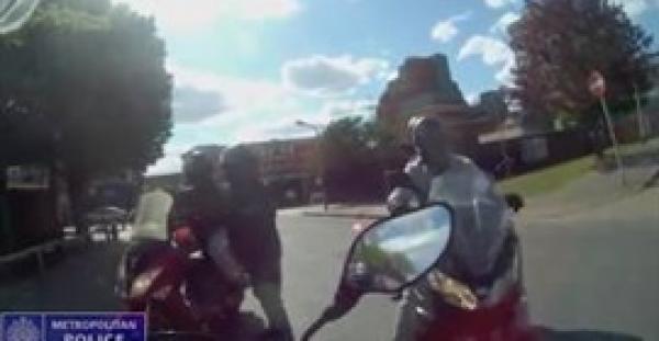 بالفيديو والصور.. عصابة ترش رجلا بطفاية حريق لسرقته