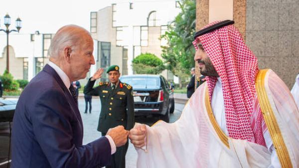 "ترامب" يتحدث عن معنى رفع "بن سلمان" قبضة يده خلال استقبال "بايدن"