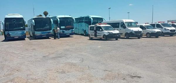 سيارات الاسعاف وحافلات نقل المسافرين تنتظر لنقل المصابات