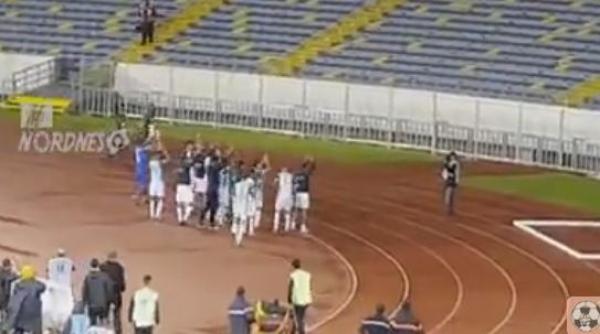 لقطة الأسبوع: تحية للجمهور الغائب من لاعبي الرجاء بعد نهاية مباراة اتحاد طنجة