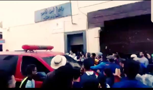 بالفيديو : حالة غليان بفاس عقب نقل سيدة " حامل " في وضع خطير إثر تعنيفها من قبل كوميسر