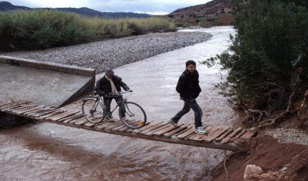 تسعة دواوير تابعة لجماعة كروشن في مسيرة على الأقدام إلى عمالة خنيفرة، وقوات "السيمي" تلاحقهم
