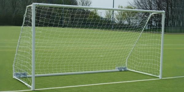 في واقعة مؤلمة...طفل يفارق الحياة بسبب مرمى ملعب