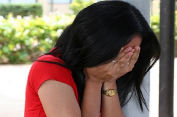 على شاكلة أفلام الرعب...مجرم يحتجز فتاة قاصر لشهر ونصف ويداوم على اغتصابها ويشم اسمه على جسدها ويتسبب في حملها وإدمانها