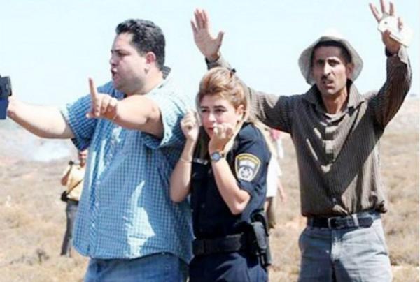 صورة فلسطينيان يحميان إسرائيلية أسبوعا بعد إحراق إسرائيلي لرضيع فلسطيني تربك العالم