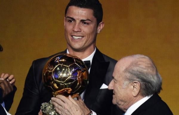 كرستيانو رونالدو يفوز بالكرة الذهبية للمرة الثالثة في تاريخه
