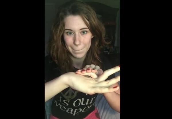 بالفيديو: شاهد كيف تثني هذه المرأة أصابعها إلى الخلف