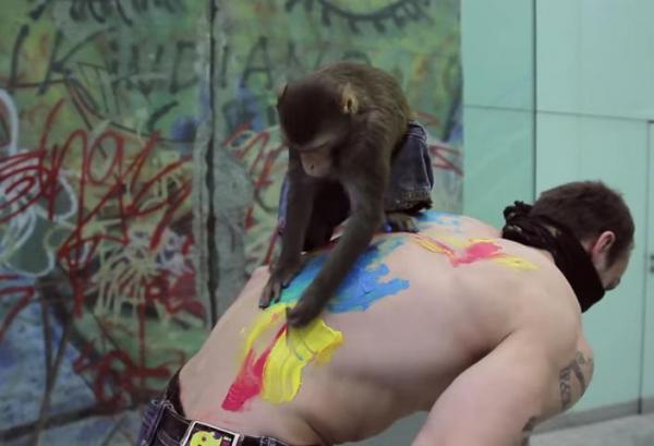 بالفيديو: فنان يستعين بقرد لتصميم وشم على ظهره