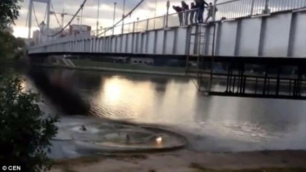 بالفيديو: مراهقون يشعلون النار بأنفسهم طلباً للشهرة