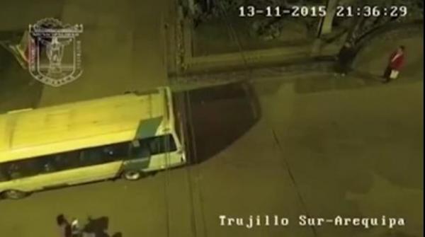 بالفيديو: شاهد ماذا فعل سائق حافلة بشاب معاق