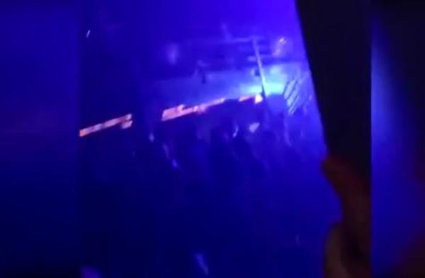 بالفيديو: انهيار سقف على رأس فرقة موسيقية