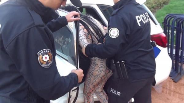 بالفيديو: مغربية في حالة غير طبيعية تستنفر أمن اسطنبول بتصرفات مجنونة!