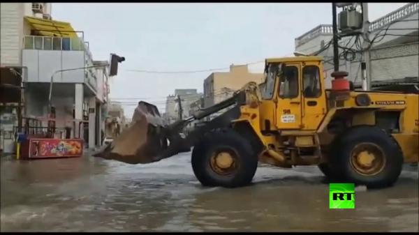 شاهد: عمال يكافحون فيضانات عاصمة عربية بطريقة طريفة