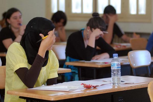 آباء غاضبون بعد الارتباك الكبير في تدريس المواد العلمية بالفرنسية
