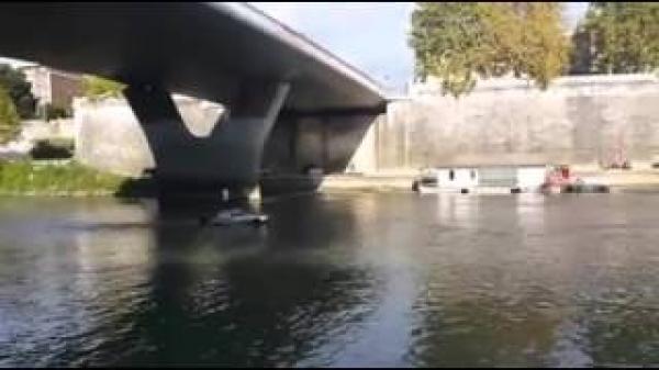 بالفيديو: رجل يعبر بسيارته الرياضية نهر التيبر