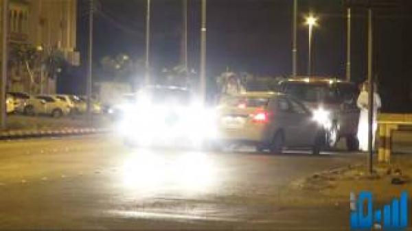 سعوديون يوقفون "مفحطا" ويضربونه لإزعاج السكان