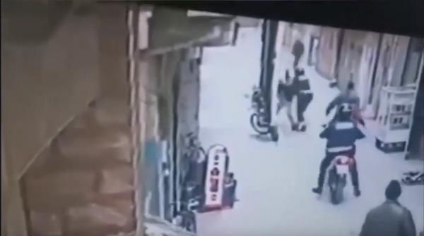 لحظة اطلاق شرطي الرصاص عل “مشرمل مقرقب” مسلح بسكينين بسلا