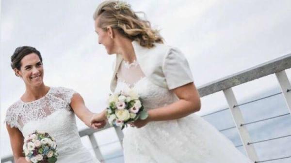 بطلة العالم للكرة الطائرة الشاطئية تتزوج من صديقتها