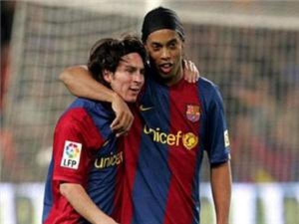 رونالدينيو: أشعر بالأسف لعدم اللعب فترة أطول بجوار ميسي