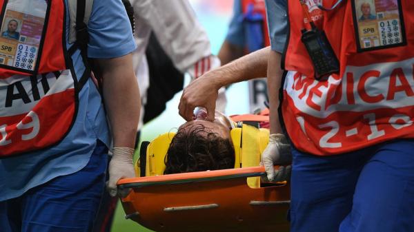 بعد حادثة إريكسن ..نجاة لاعب منتخب روسيا من إصابة خطيرة في العمود الفقري(فيديو)