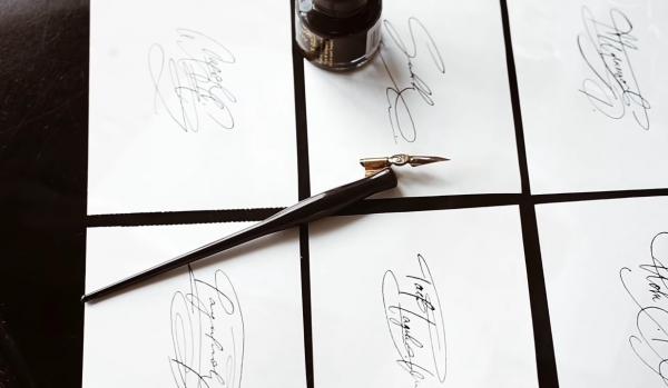 بالفيديو..طالب يربح الاف الدولارات عن طريق تصميم تواقيع أنيقة