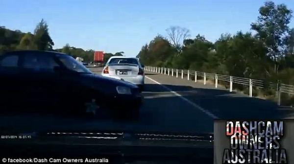 بالفيديو: ثانية تفصل سائقين عن الموت المحتم