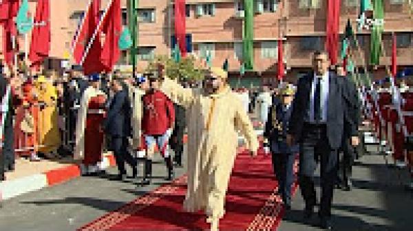 لحظة وصول الملك لمسجد النصر بمراكش لأداء صلاة الجمعة