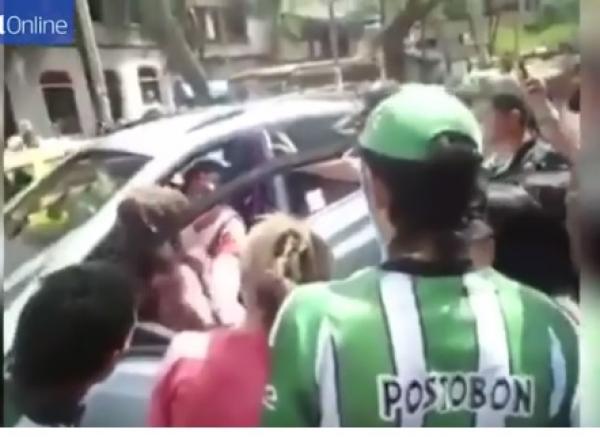 بالفيديو: ضبطت زوجها مع عشيقته في السيارة فهاجمتهما بشراسة