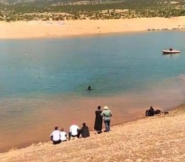 في مشهد محزن...أسرة شاب غريق تنتظر أمام بحيرة بين الويدان منذ 10 أيام لانتشال الجثة وفرق غطس محترفة تلتحق بالمكان