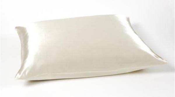 الوسادة السليمة تحمي الشعر والبشرة