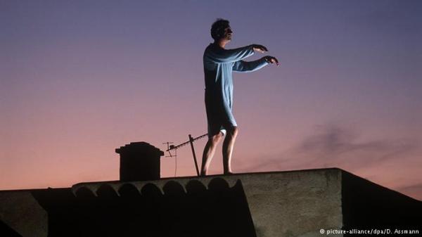 ما هو أفضل تعامل مع الشخص الذي يمشي وهو نائم؟