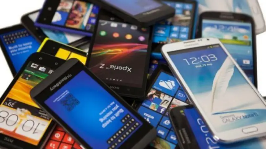 الشروع في محاكمة متهمين بسرقة 600 هاتف نقال.. التفاصيل