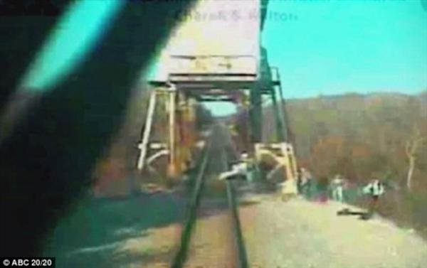 بالفيديو : قطار يدهس مصورة سينمائية أثناء تصوير فيلم