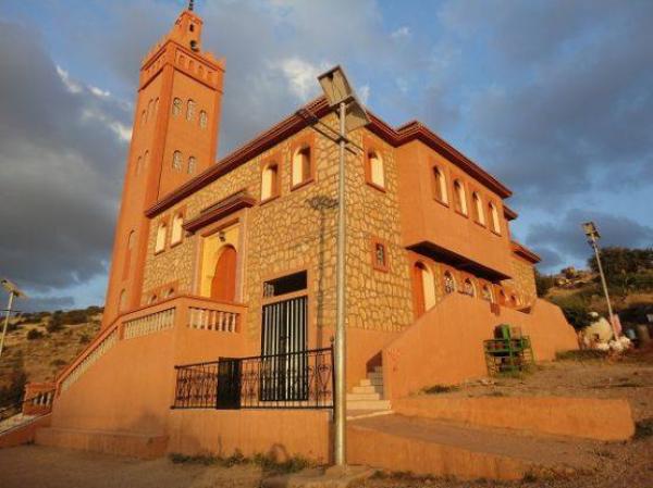 الفيسبوك حزين لوفاة عجوز كفيف التقى صدفة بالملك وكان هذا هو طلبه الوحيد الذي حققه له محمد السادس !