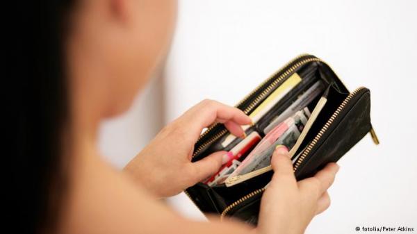 لهذه الأسباب.. احذر وضع محفظة النقود في الجيب الخلفي؟